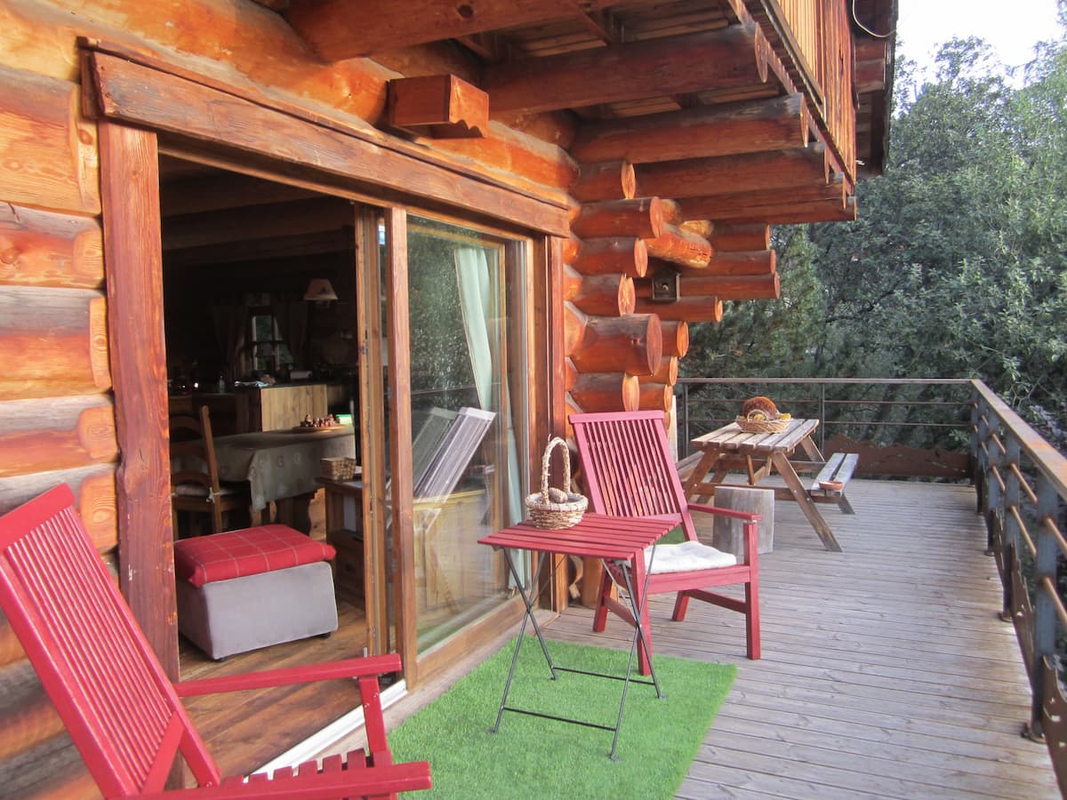 Terrasse en été au chalet Des 2 Ecureuils près de Font-Romeu, Pyrénées-Orientales disponible en location vacances